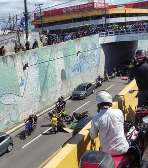 Mulher cai de viaduto e atinge motociclista no bairro do Jacintinho, em Maceió