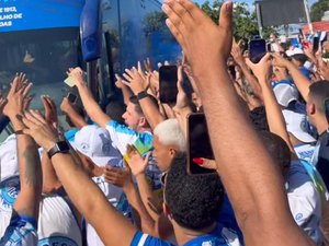 Torcida do CSA faz festa antes de jogo pelo acesso à Série C
