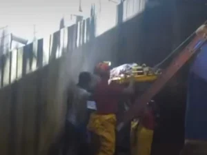 Torcedor cai no fosso do Estádio Rei Pelé