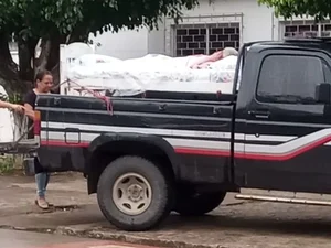 Mulher acamada é levada em cama sobre caminhonete para emitir RG em Palmeira dos Índios