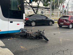 Ônibus perde o freio e provoca acidente na Durval de Góes Monteiro