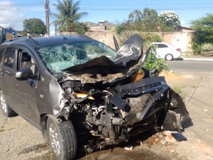 Colisão entre coletivo e carro deixa duas pessoas feridas no Farol