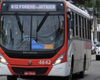 Passageiro esfaqueia motorista de ônibus após discussão por ter subido sem pagar