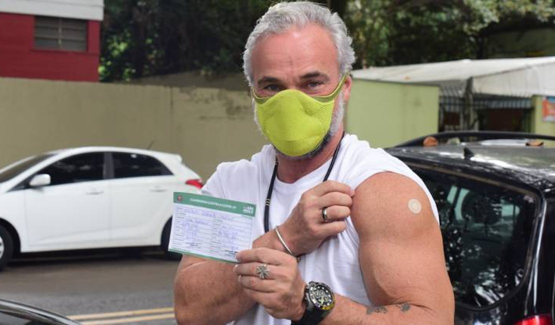 Aos 54 anos, Mateus Carrieri recebe 2ª dose da vacina contra covid-19