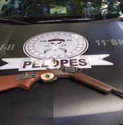 Mãe e filhos são presos acusados de posse ilegal de arma, em Penedo