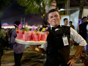 Garçom das Estrelas conquista clientela com delivery de bebida dentro do São João de Maceió