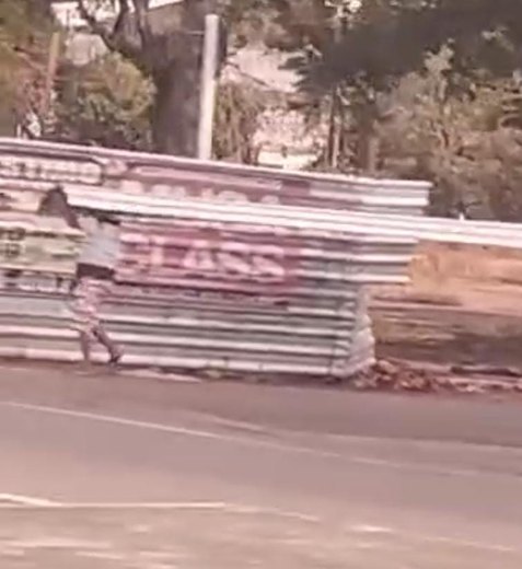 Dupla furta tapumes e atrapalha obra de revitalização da Praça Sinimbu