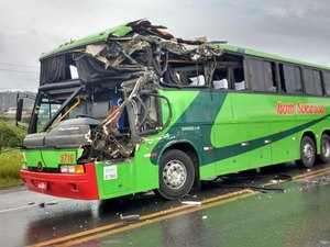 [Vídeo] Carreta e ônibus colidem em São Miguel dos Campos