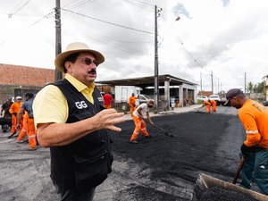 Prefeito Gilberto Gonçalves fiscaliza pavimentação asfáltica na região das casas novas em Rio Largo