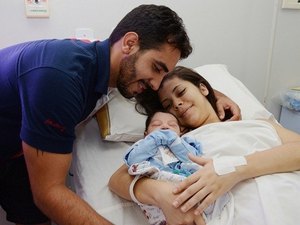 Participação do pai no momento do parto traz benefícios para a mãe e o bebê