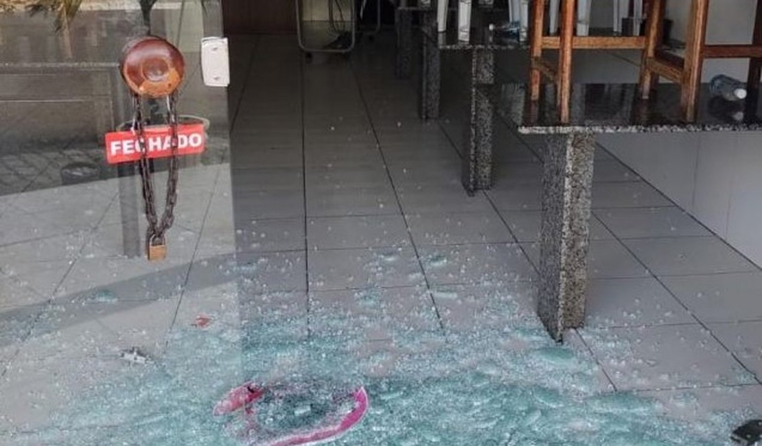 Criminosos invadem restaurante em Delmiro Gouveia e furtam estoque de comida