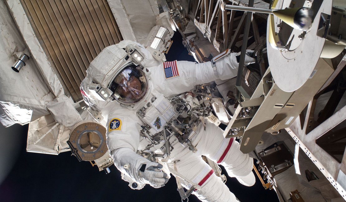 SpaceX: astronautas fazem caminhada do lado de fora de estação espacial