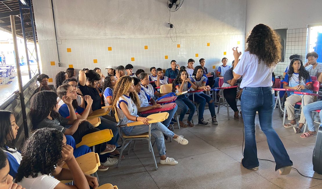 Projeto Renascimento leva oficinas de arte e sustentabilidade para alunos de escola municipal