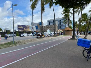 Motorista embriagado invade ciclovia na orla de Jatiúca