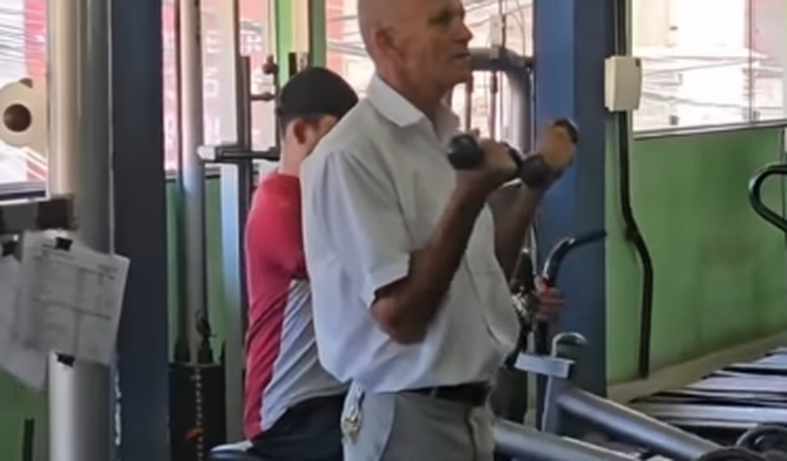 Idoso viraliza nas redes sociais ao mostrar evolução na musculação