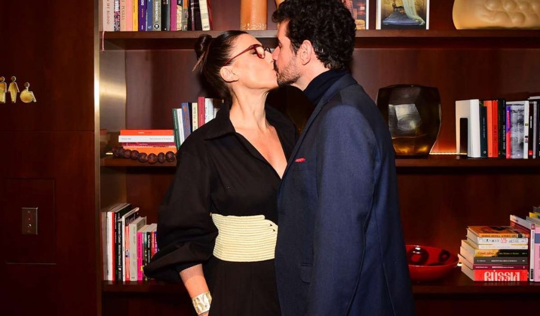 Paola Carosella e o namorado beijam muito em evento solidário