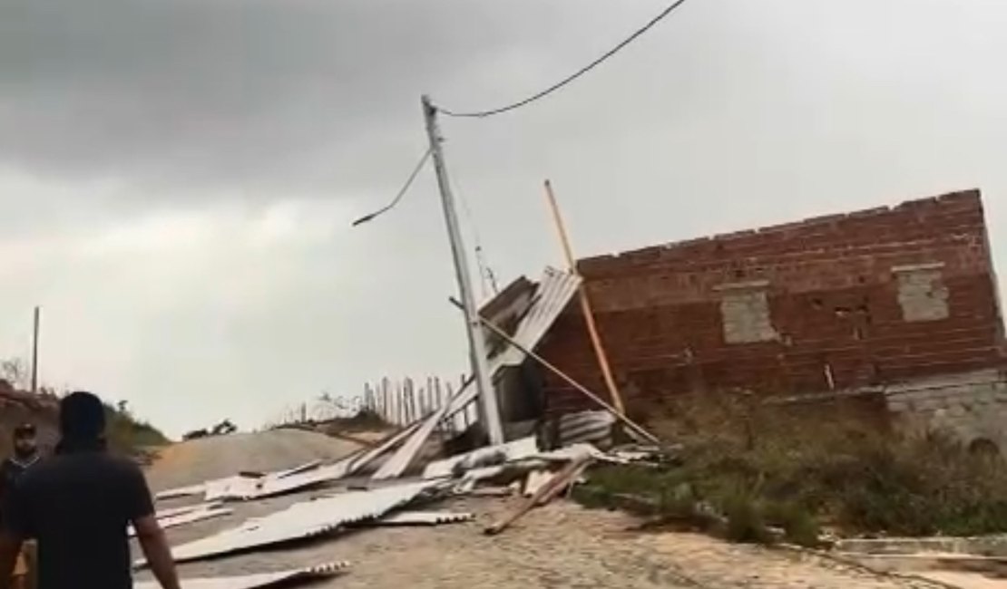 Ventos fortes e chuvas causam danos a residências em AL; telhado é arrancado em Joaquim Gomes