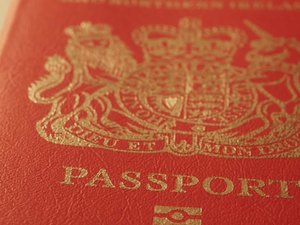 Reino Unido começa a emitir passaportes sem nome da UE