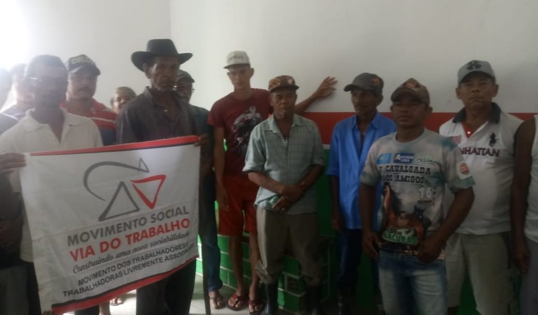 Trabalhadores rurais ocupam Prefeitura de Novo Lino