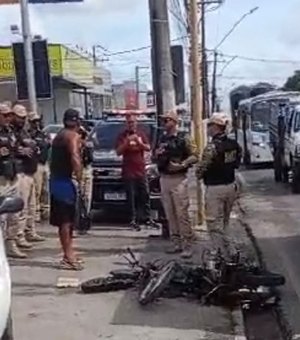 Motociclista destrói veículo durante abordagem do DMTT