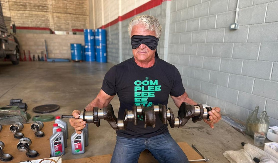 [Vídeo] Mecânico de Arapiraca aceita desafio inusitado e monta motor com os olhos vendados