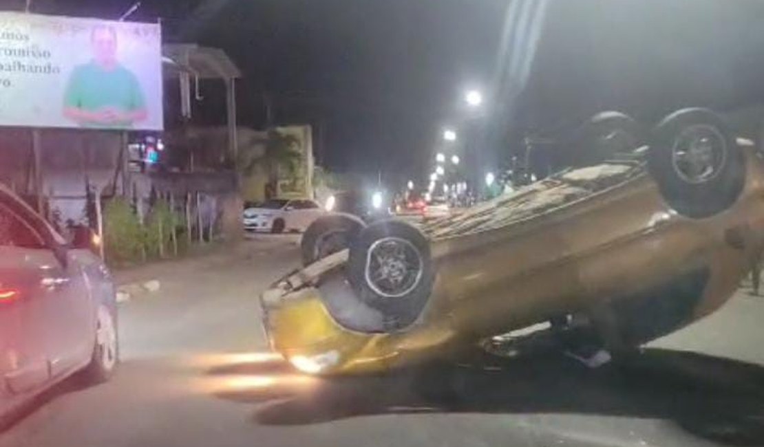 Carro capota durante acidente em avenida movimentada de Penedo