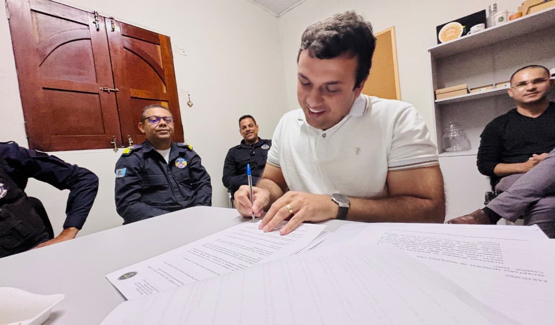 Com o intuito de reforçar a segurança, prefeito Bebeto Barros assina ordem para curso de especialização da Guarda Civil Municipal
