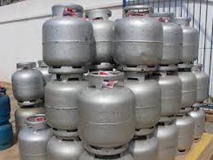 Revendedores de gás de cozinha apontam escassez em 7 Estados; Petrobras nega