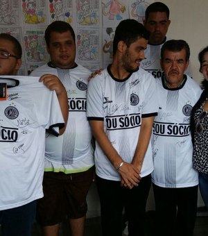 ASA presenteia alunos especiais da Escola Hugo Lima com camisas alvinegras