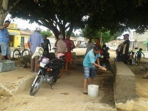 Em Arapiraca, moradores do Planalto fazem 'vaquinha' para construir os bancos da praça