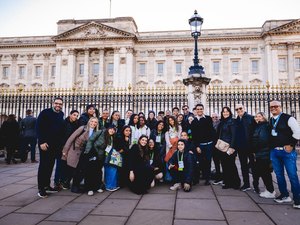 JHC e Marina Candia acompanham estudantes em visita ao Palácio de Buckingham, em Londres