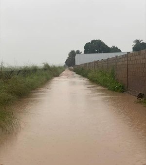 Chuva constante alaga bairros de Arapiraca e deixa moradores ilhados