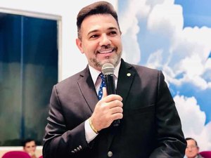 Culto com deputado Marco Feliciano é interrompido por violar distanciamento