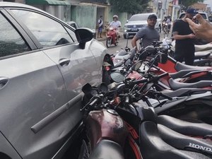 [Vídeo] Motorista perde o controle da direção e colide em 12 motocicletas após ser imprensada por caminhonete