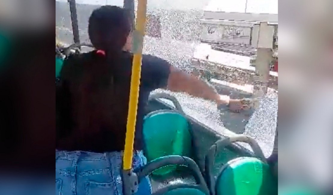 [Vídeo] Mãe quebra janela de ônibus após criança passar mal com o calor no Rio de Janeiro