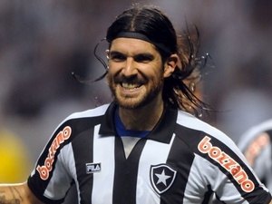 Botafogo acerta retorno de Loco Abreu por empréstimo até fim do ano