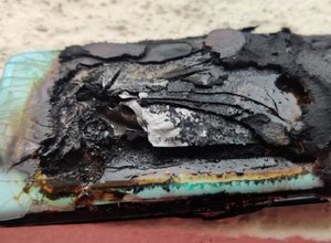 Smartphone explode dentro de bolsa enquanto mulher andava de bicicleta