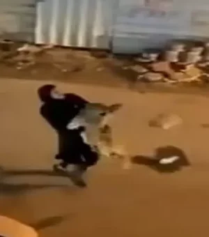 Mulher é vista carregando leão de estimação que 'fugiu de casa', no Kuwait