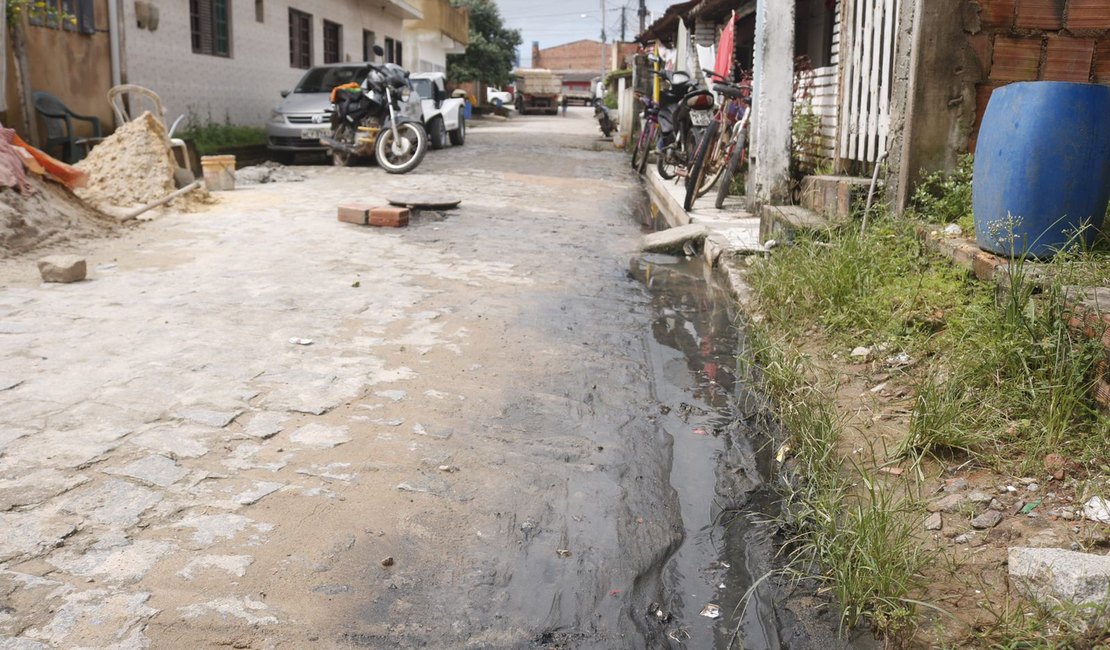 População reclama de esgoto em comunidade de Maragogi