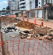 Buracos se abrem no meio da rua e assustam população em Maceió