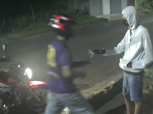 [Vídeo] Dupla rouba celular e agride vítima em Arapiraca