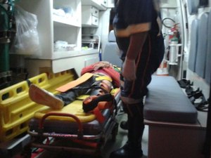 Motociclista embriagado provoca acidente e deixa condutor de ciclomotor ferido