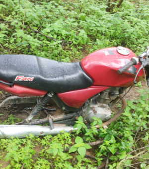 Polícia recupera moto roubada e abandonada em terreno na zona rural de Girau do Ponciano