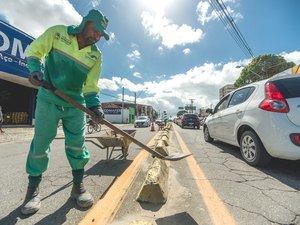 Avenida Leste-Oeste recebe serviços para melhorar sinalização e tráfego de veículos