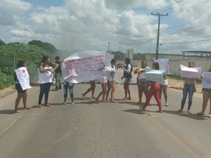 [VÍDEO] Esposas denunciam que detentos são espancados dentro de presídio 