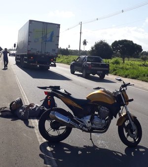 Colisão entre motocicletas deixa um ferido na AL-101 Sul