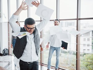 Blindagem Empreendedora: como as novas práticas econômicas estão redefinindo o jogo e exigindo vigilância contra Golpes e Fraudes