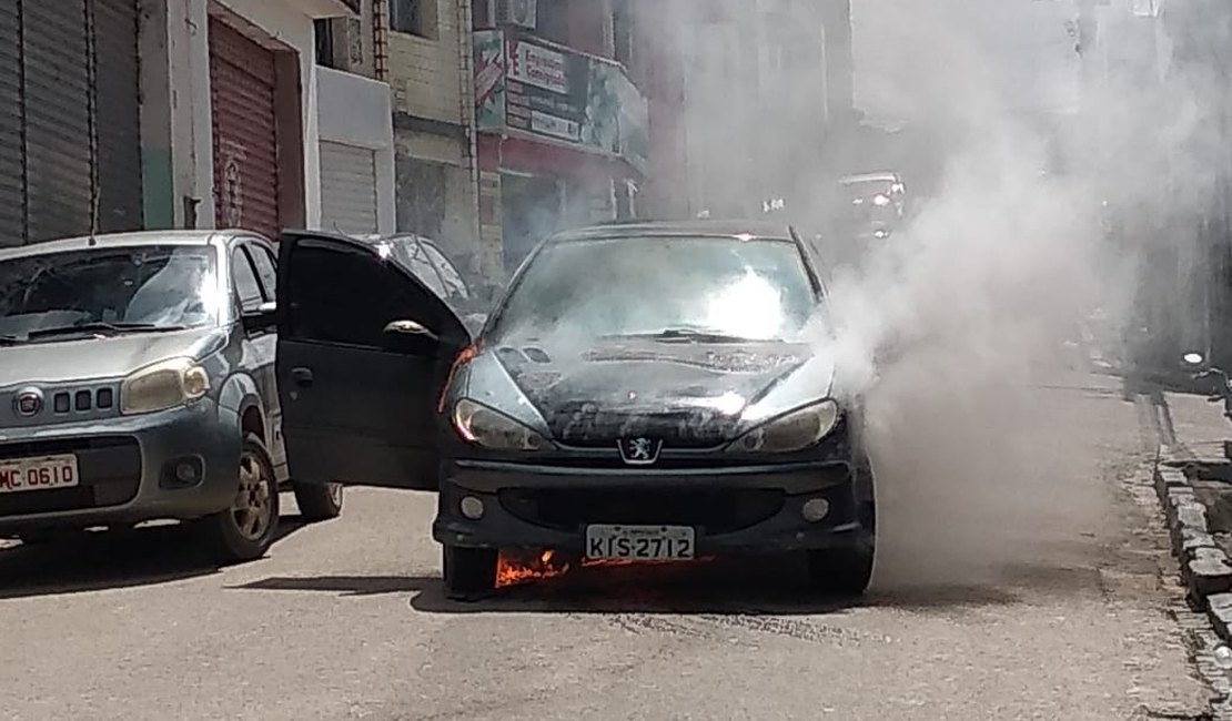 Carro incendeia no Centro de Porto Calvo