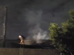Casa pega fogo com mãe e três filhos dentro e mobiliza vizinhança na cidade de Rio Largo