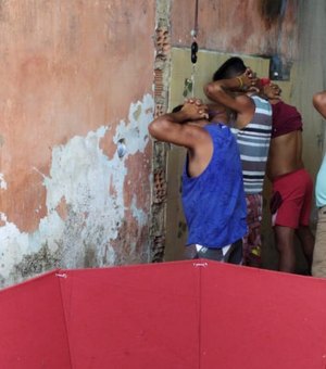Polícia Militar desarticula rinha de galo e prende três em Penedo